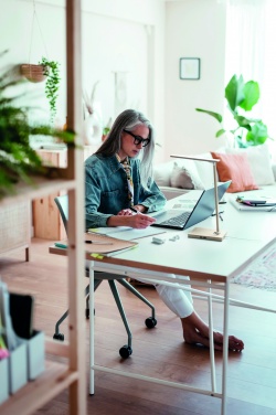 Logo trade reklaamkingi pilt: Lauavalgusti ja laadija 10W