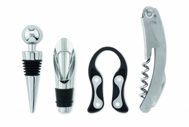 Logotrade ärikingituse foto: 4-osaline veinikomplekt puidust alusel