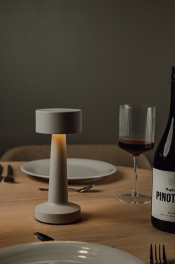 Logotrade ärikingitused pilt: VINGA Maris RCS metallist ja taaskasutatud ABS-ist laualamp