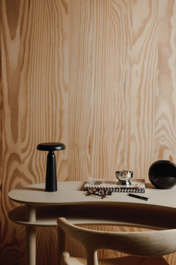 Logo trade ärikingitused foto: VINGA Avery RCS laualamp