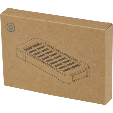 Logotrade mainostuote tuotekuva: Altair 5 000 mAh:n ja 10 W:n kierrätysmuovista valmistettu kestävä aurinkoenergialla toimiva varavirtalähde, jossa on sisäänrakennettu taskulamppu