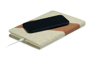 Logotrade dāvanas foto: A5 piezīmju grāmatiņa ar 15 W lādētāju