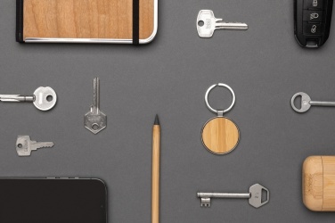 Logotrade presentreklam bild: Rund nyckelring i RCS återvunnen zinklegering med bambu