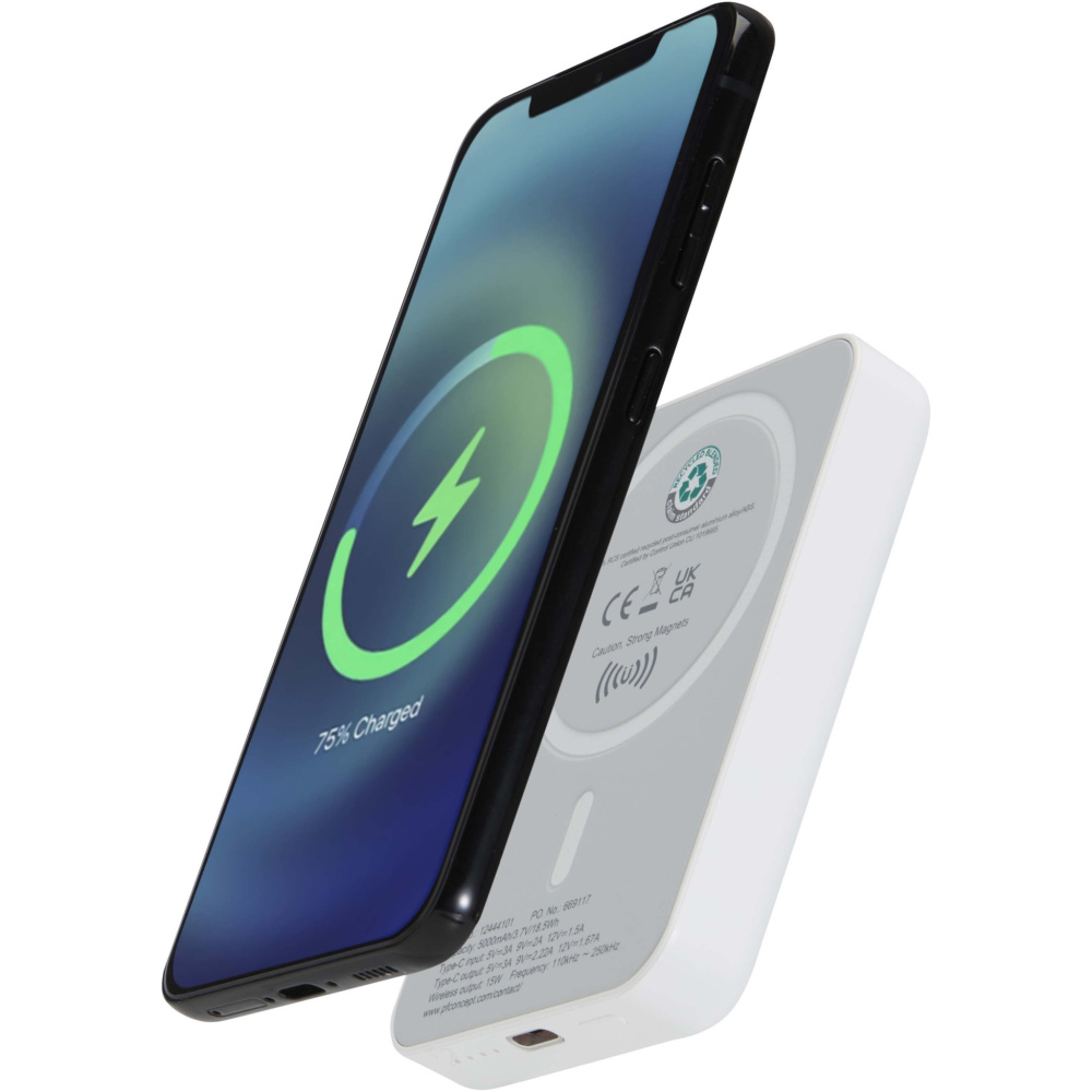 Logotrade profilprodukter bild: Acrab 5 000 mAh 15 W magnetisk trådlös powerbank med 20 W PD – tillverkad av återvunnen plast