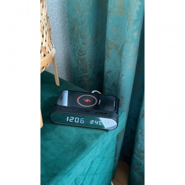 Logotrade reklamprodukter bild: Väckarklocka och trådlös laddare ADELAIDE